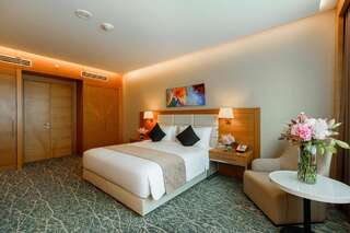 Отель Holiday Inn Baku Баку Люкс с кроватью размера "king-size" и диваном, для некурящих.-1