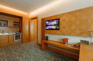 Отель Holiday Inn Baku Баку Люкс с кроватью размера "king-size" и диваном, для некурящих.-2