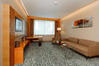 Отель Holiday Inn Baku Баку Люкс с кроватью размера "king-size" и диваном, для некурящих.-5